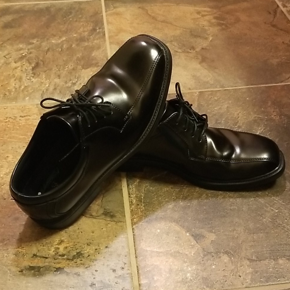 Black men's oxford shoes by Nunn Bush